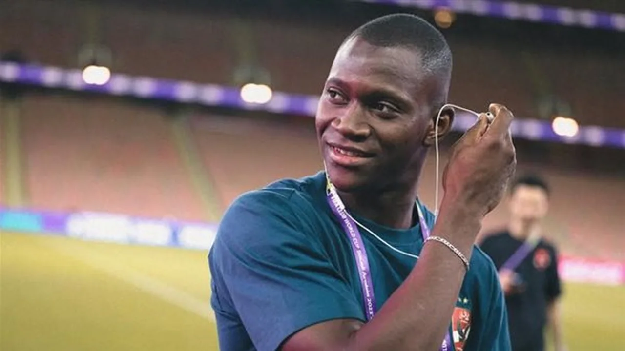 مدير كرة الأهلي يتباحث مع أليو ديانج حول احتمالات رحيله وتأثيرها على الفريق